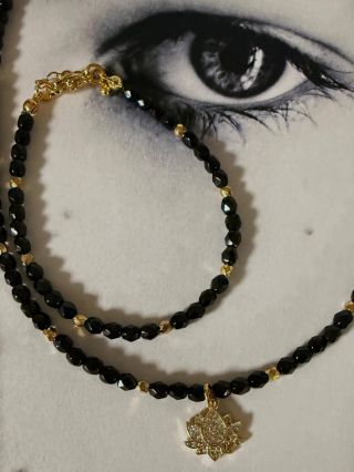 ✨ Černý lotos - kontrast čistoty a hloubky Čiré zirkony na přívěsku lotosu odráží světlo v jemných bodech, které...